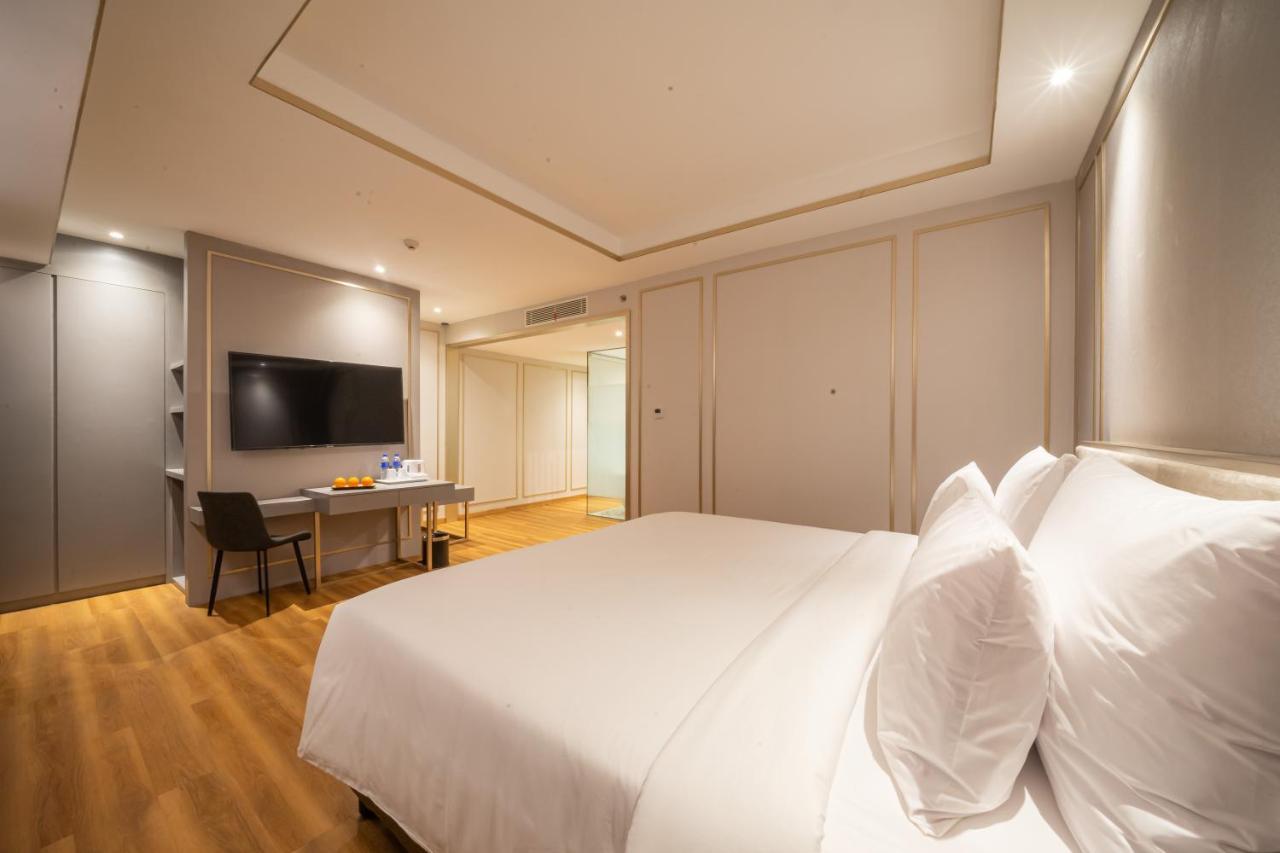 Platinum Tunjungan Hotel 4*